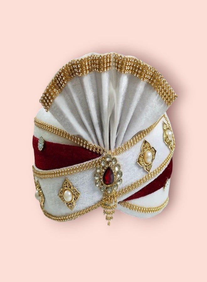 BHAWANI عمامة العريس التقليدية من بهاواني، باللونين الأبيض والماروني، مزينة بخرز ذهبي ولؤلؤ، عبوة من قطعة واحدة - Image 4